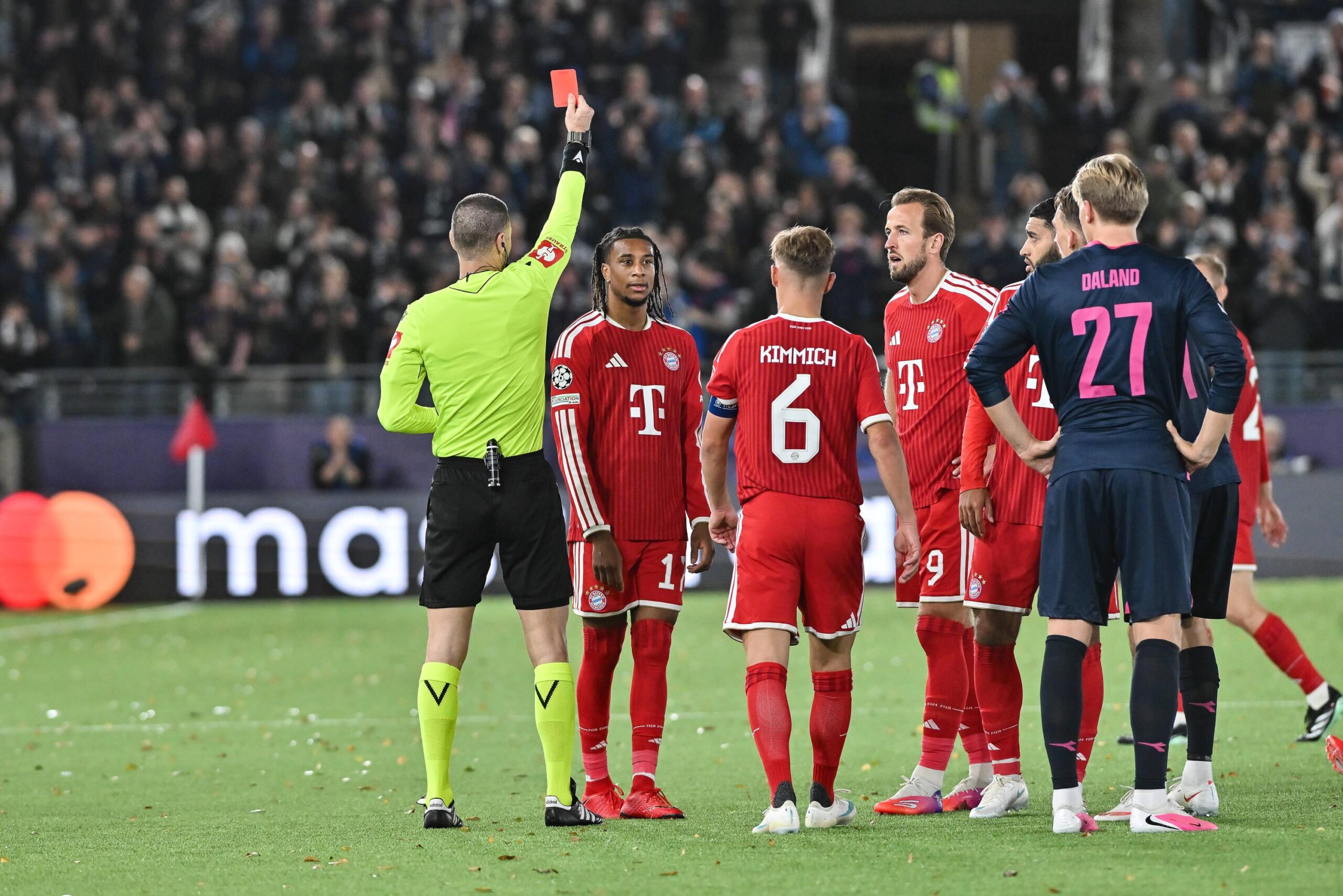 Байерн вкара три гола след 0:2, но Викинг измъкна 3:3, Олисе изгонен