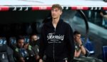 Снимка от кола на Реал Мадрид показва защитник, шофиращ и говорещ по телефон