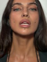 Ирина Шейк се появи с лице, покрито с пиърсинги, и разбуни Instagram