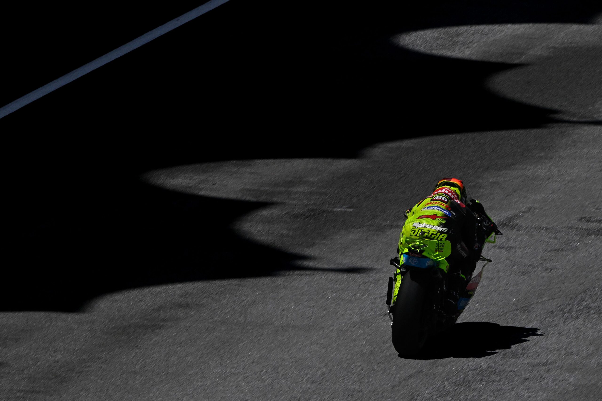 Пилотите от MotoGP критикуват разкопания асфалт на пистата „Сепанг“ след старта от F1 Пилотите от MotoGP критикуват разкопания асфалт на пистата „Сепанг“ след старта от F1