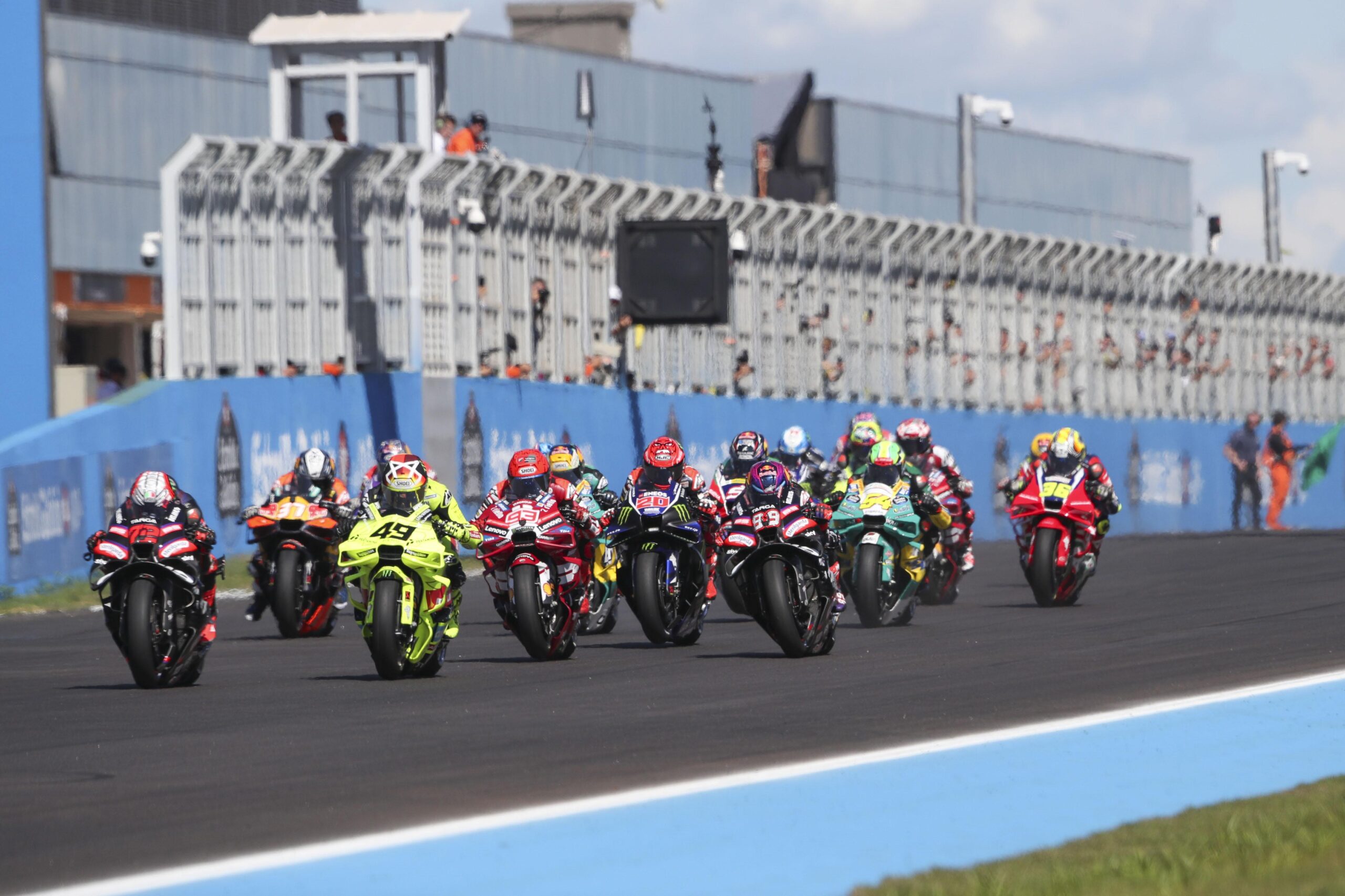Сезонът в MotoGP приключва с едно състезание, където участваха всички 22 титуляри